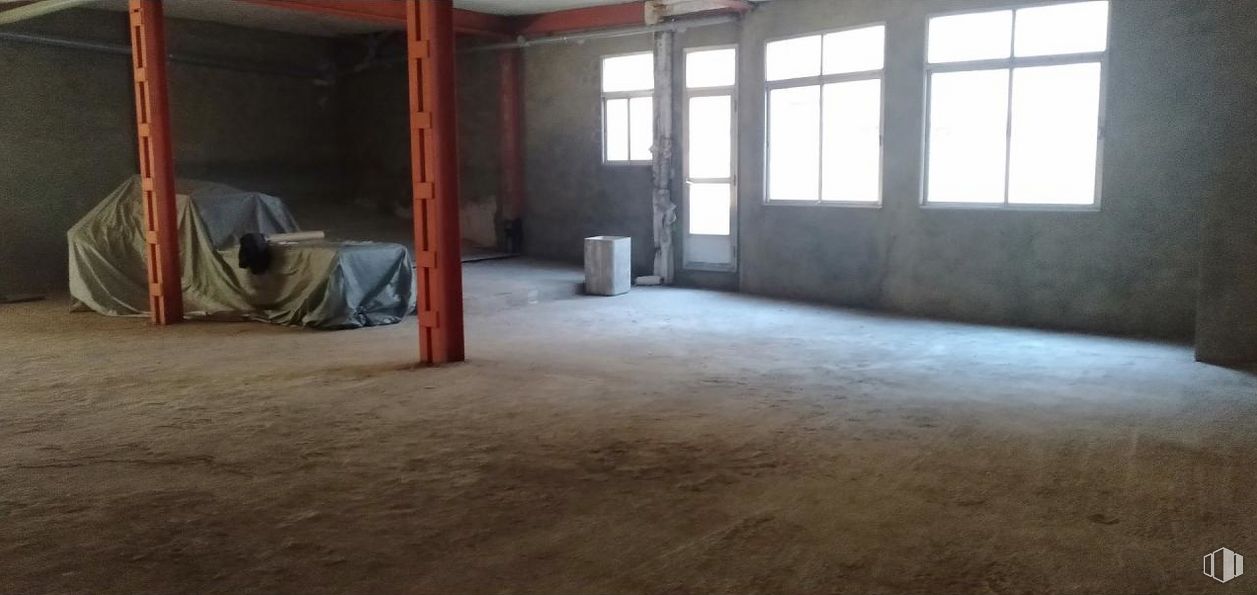 Local en alquiler y venta en Calle San Alfonso Rodríguez, Segovia, 40001 con ventana, madera, suelo, pasillo, piso, madera, material de construcción, accesorio, techo y hormigón alrededor