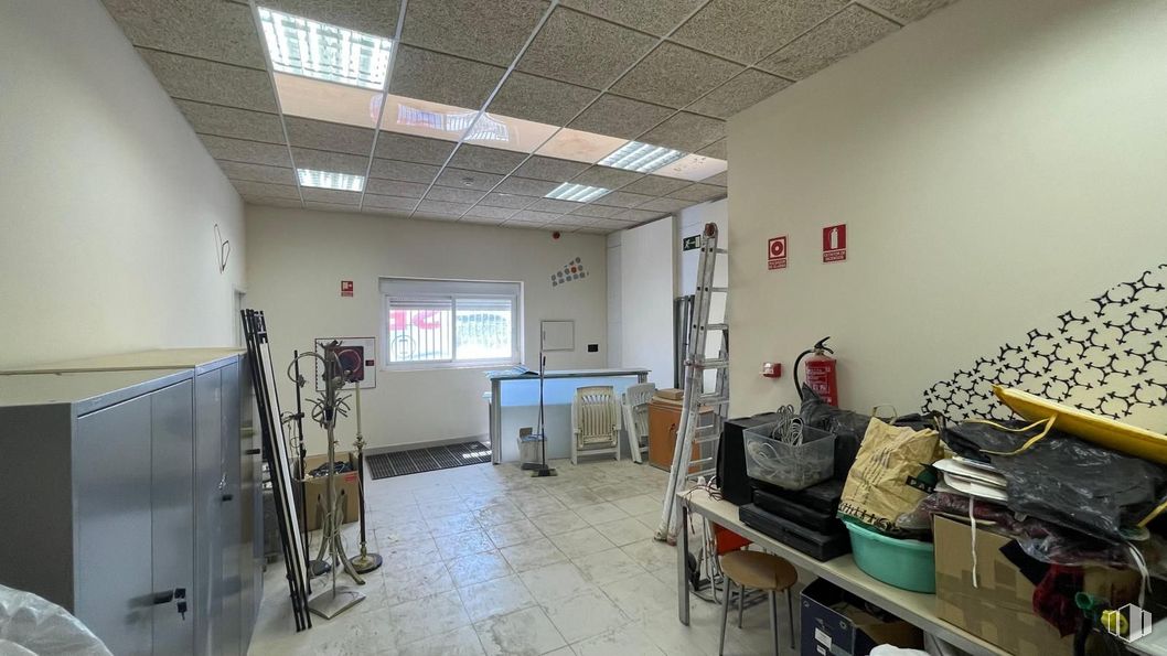 Industrial for sale at P.I. Antonio Rincón, Borox, Toledo, 45222 with window, furniture, table, building, floor, fixture, desk, ceiling, flooring and shelving around