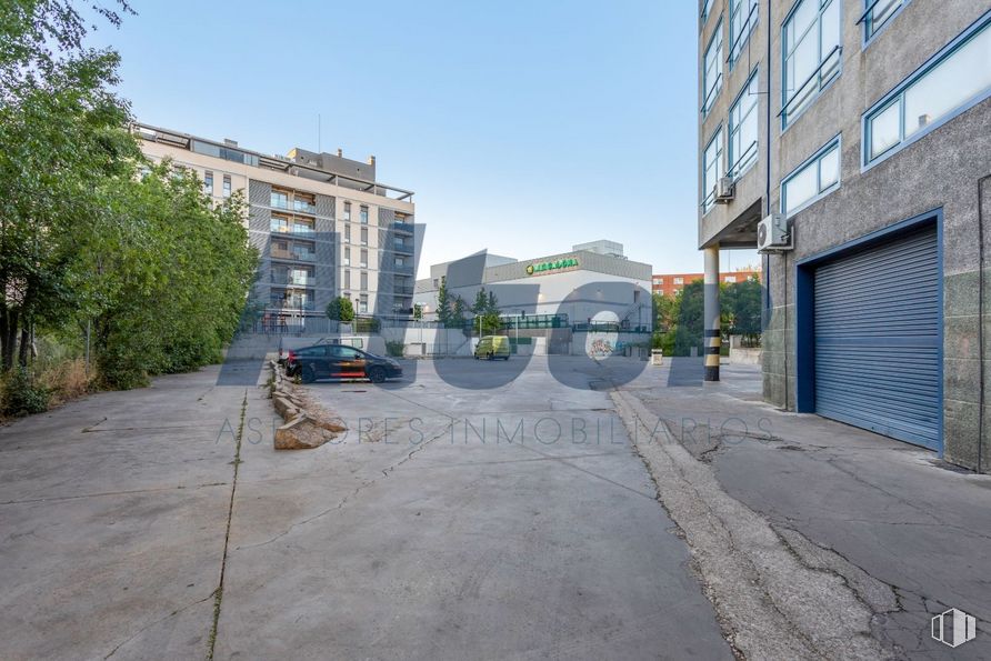 Office for sale at Calle Arroyo Bueno, Villaverde, Madrid, 28021 with window, building, sky, plant, road surface, asphalt, urban design, tree, thoroughfare and condominium around