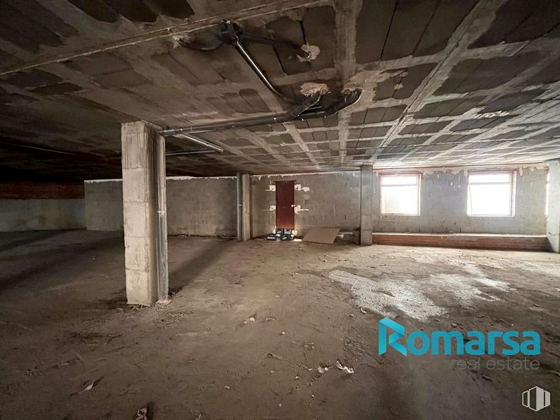 Retail for sale at Calle Rejero Lorenzo de Ávila, Ávila, 05004 with window, door, floor, flooring, ceiling, concrete, basement, hall, building material and beam around