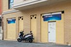 Retail for rent at Calle Leganés, Getafe, Madrid, 28901 with motorcycle, window, door, tire, wheel, property, building, vehicle, road surface and automotive tire around