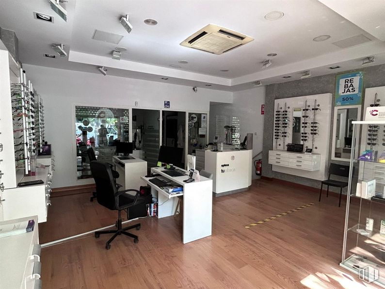 Retail for rent at Calle Cebreros, 46, La Latina, Madrid, 28011 with chair, desk, light fixture, property, interior design, fixture, building, floor, flooring and real estate around