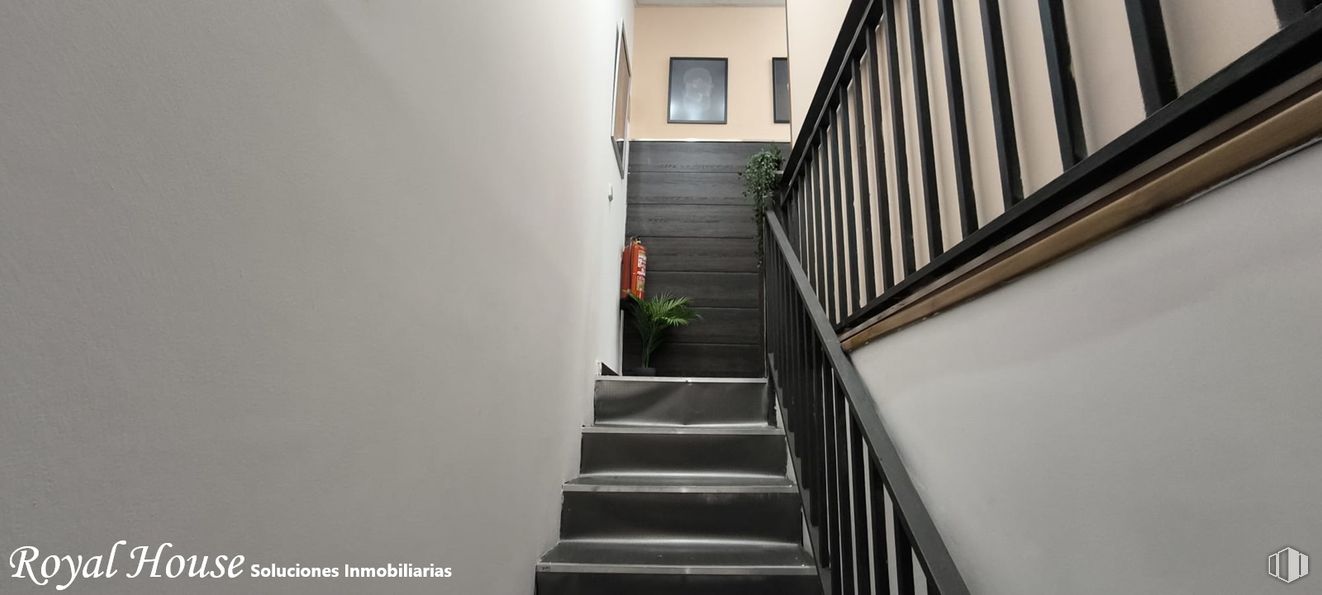 Local en venta en Calle Madroños, Collado Villalba, Madrid, 28400 con escaleras, madera, interiorismo, pasamanos, suelos, suelo, balaustre, negro, gris y techo alrededor