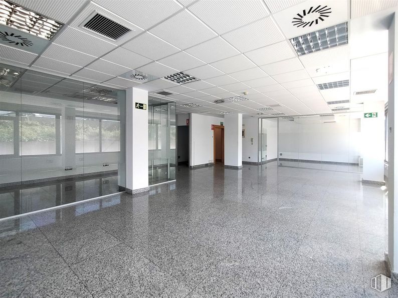 Oficina en alquiler en Calle Pollensa, Las Rozas de Madrid, Madrid, 28230 con puerta, edificio, accesorio, interiorismo, suelo, suelos, hall, pared, vidrio y techo alrededor