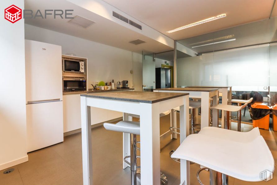 Oficina en venta en Avenida Juan Caramuel, Leganés, Madrid, 28919 con refrigerador, horno microondas, mesa, mueble, propiedad, silla, madera, interiorismo, suelos y suelo alrededor