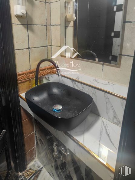 Retail for sale & for rent at Zona Portazgo, Puente de Vallecas, Madrid, 28038 with tap, sink, bathroom sink, plumbing fixture, plumbing, mirror, bathroom, tile, glass and bathroom cabinet around