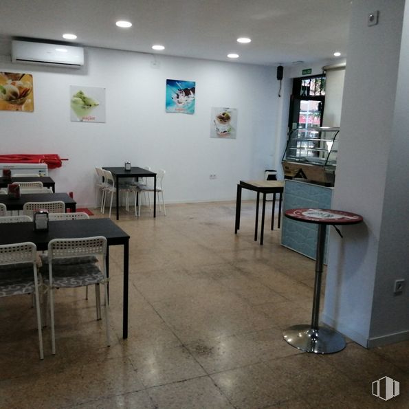 Local en alquiler en Calle Alfonso XII, Móstoles, Madrid, 28934 con mesa, silla, mueble, pavimento, piso, edificio, evento, techo, pasillo y accesorio alrededor