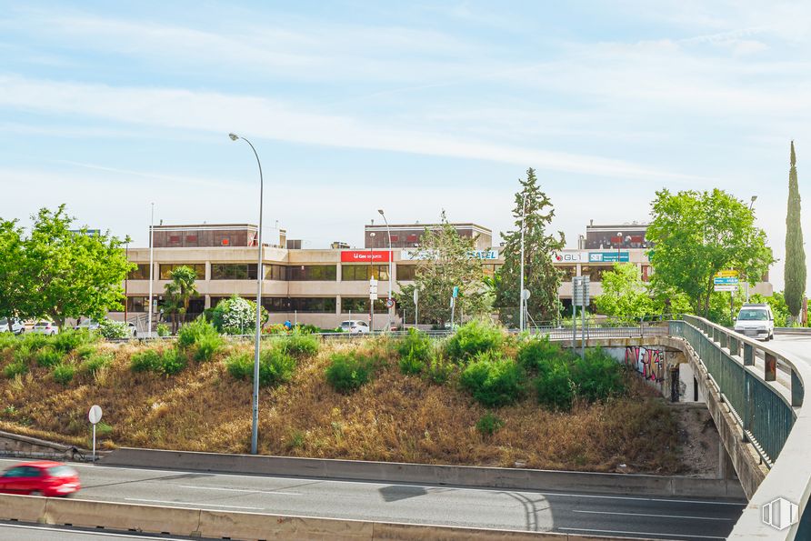 Oficina en alquiler en Carretera A Coruña Km 18,20, Las Rozas de Madrid, Madrid, 28230 con edificio, nube, cielo, planta, infraestructura, superficie de la carretera, árbol, asfalto, diseño urbano y luz de la calle alrededor