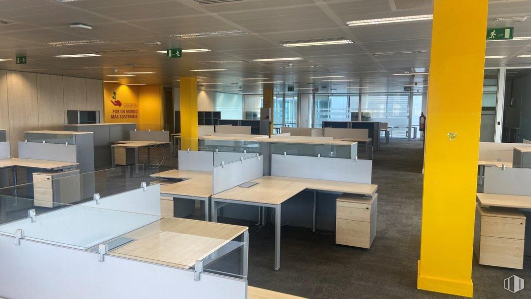 Oficina en alquiler en Kudos Innovation Campus Las Mercedes, Calle Campezo, 1, San Blas - Canillejas, Madrid, 28022 con escritorio, mesa, mueble, accesorio, edificio, interiorismo, arquitectura, silla, suelos y techo alrededor