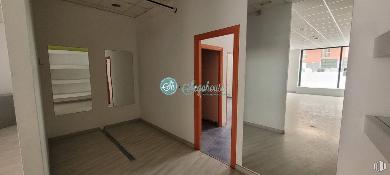 Retail for rent at Calle Independencia, Segovia, 40005 with window, fixture, wood, interior design, architecture, flooring, floor, hall, real estate and paint around