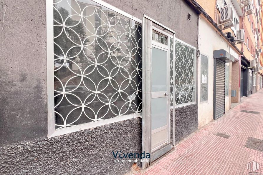 Local en alquiler y venta en Calle Soria, Móstoles, Madrid, 28934 con edificio, ventana, accesorio, madera, pared, puerta, superficie de la carretera, tintes y matices, material compuesto y ladrillo alrededor