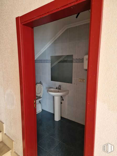 Nave en alquiler y venta en Avenida Naciones, Illescas, Toledo, 45200 con fregadero, grifo, lavabo de baño, accesorio de plomería, espejo, edificio, baño, diseño de interiores, accesorio y piso alrededor