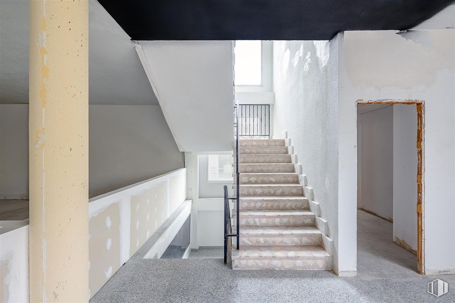 Nave en venta en Calle Alquimia, 12, Móstoles, Madrid, 28933 con edificio, escaleras, madera, interiorismo, suelos, accesorio, suelo, hall, material compuesto y pasamanos alrededor