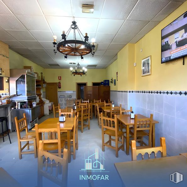 Local en venta en Calle Alianza, Villaverde, Madrid, 28041 con silla, mesa de cocina y comedor, alumbrado, mesa, candelabro, lámpara, mesa, puerta, restaurante y madera dura alrededor