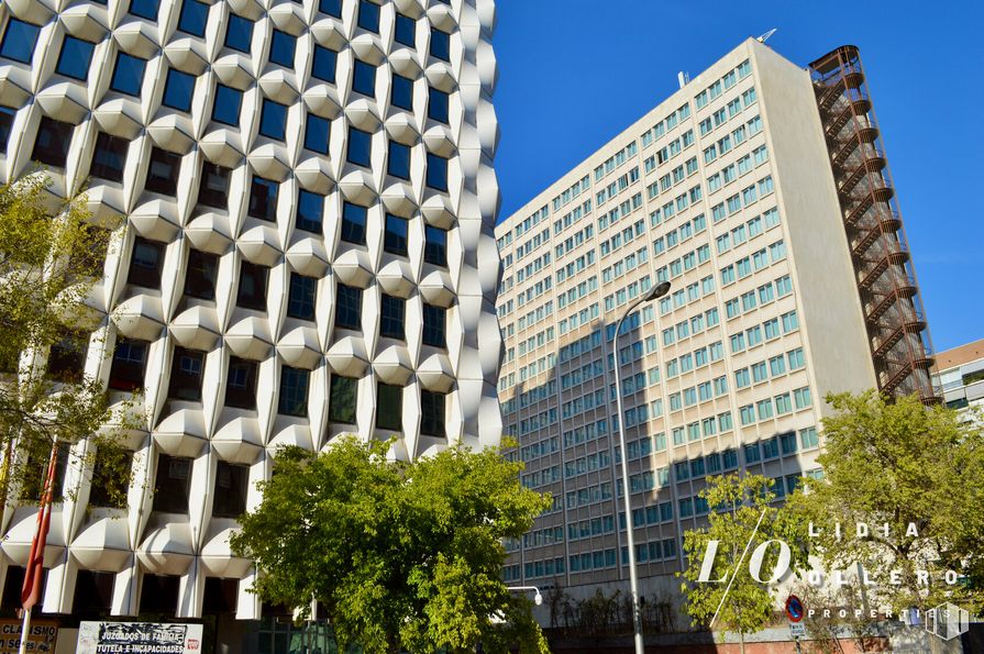 Oficina en alquiler y venta en Calle Francisco Gervás, Tetuán, Madrid, 28020 con edificio, planta, tiempo de día, propiedad, fotografía, rascacielos, cielo, luz, bloque de pisos, arquitectura y condominio alrededor