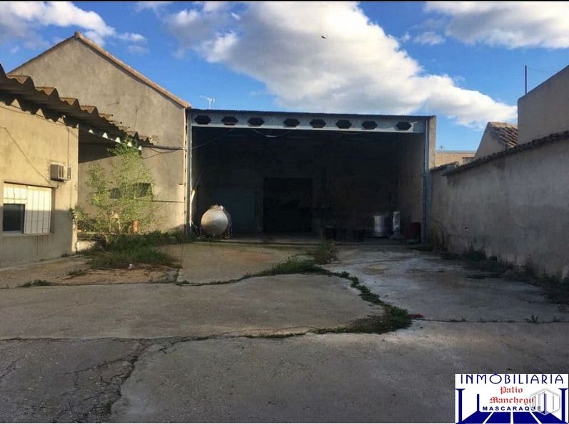 Land for sale at Calle Calvario, Mora, Toledo, 45400 with window, house, sky, cloud, plant, land lot, asphalt, fixture, road surface and composite material around