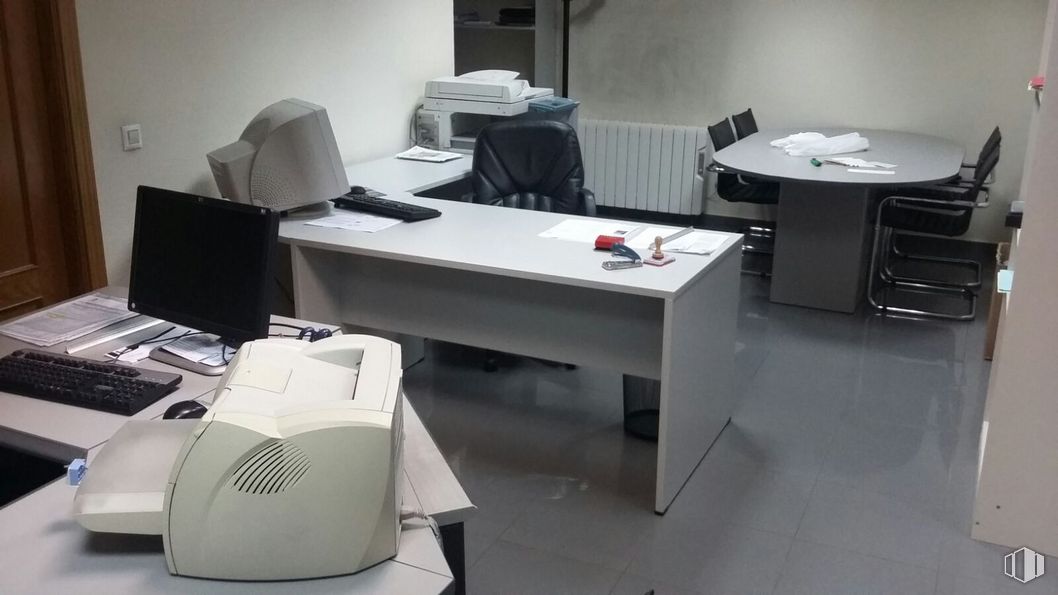 Oficina en alquiler y venta en Calle Duque de Alba, 13, Ávila, 05001 con monitor de computadora, escritorio, mesa, teclado, silla, electrodoméstico, mueble, escritorio de computadora, ordenador, silla de oficina, diseño automotriz y periférico alrededor