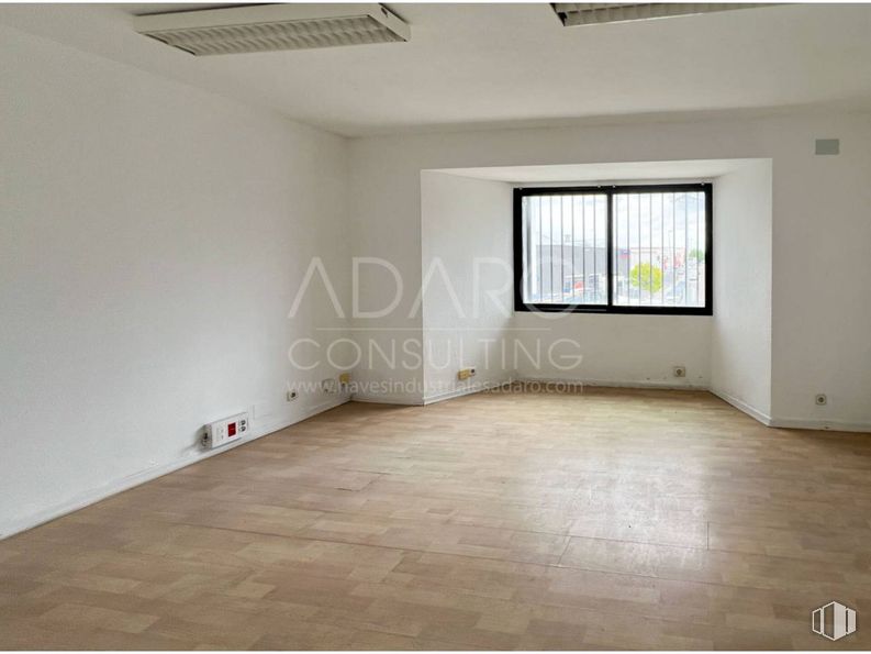 Industrial for sale & for rent at Zona industrial, Valdemoro, Madrid, 28343 with window, building, fixture, wood, paint, rectangle, floor, flooring, shade and real estate around