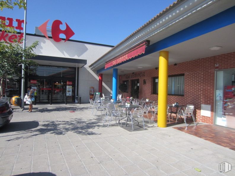 Retail for sale at C.C.Los Arenales, Los Arenales, El Casar, Guadalajara, 19170 with building, sky, property, infrastructure, wheel, architecture, public space, city, neighbourhood and leisure around