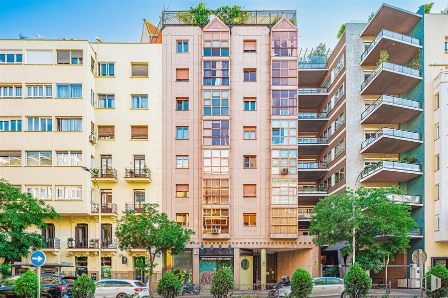 Retail for sale at Calle O´Donnell, Salamanca, Madrid, 28009 with building, wheel, daytime, property, sky, window, plant, green, tree and tire around