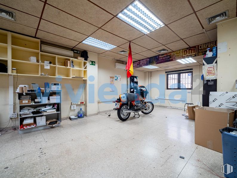 Local en venta en Calle Cristóbal Bordiú, Chamberí, Madrid, 28003 con motocicleta, rueda, neumático, caja de envío, ventana, persona, vehículo de motor, vehículo, neumático de automoción y diseño automovilístico alrededor