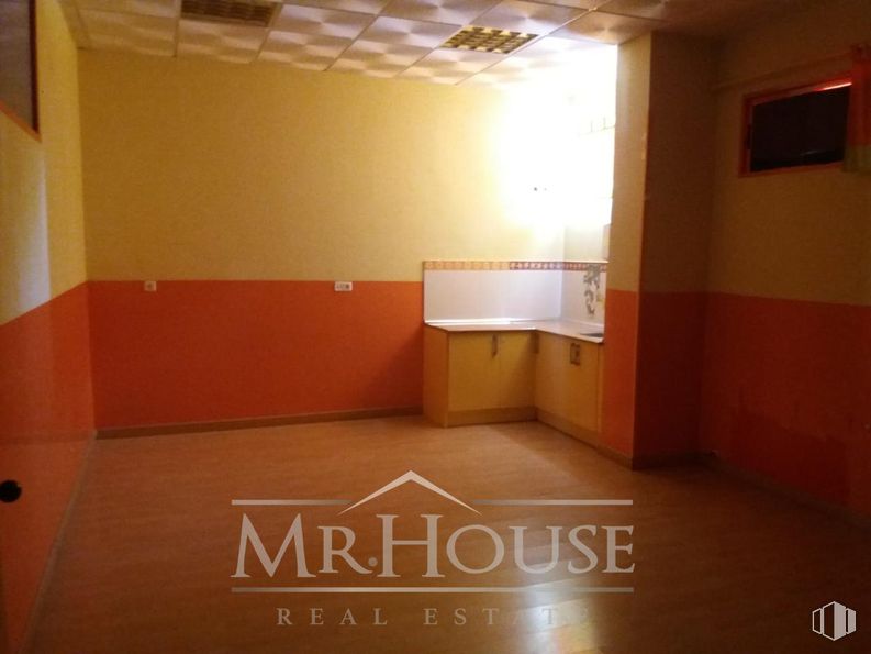 Retail for sale & for rent at Calle Estrella Antares, Parla, Madrid, 28980 with flooring, floor, wood, ceiling, wood stain, tile flooring, hardwood, building material, paint and plywood around