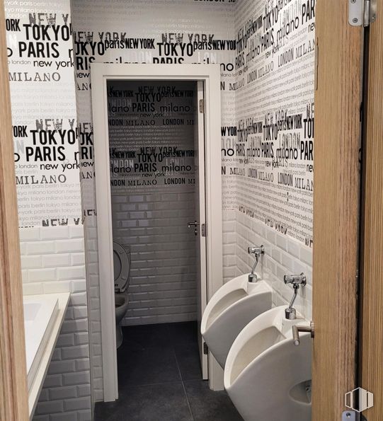 Office for sale at Calle María Tubau, Fuencarral - El Pardo, Madrid, 28049 with toilet, plumbing fixture, interior design, bathroom, plumbing, tile, toilet seat, public toilet, ceramic and design around