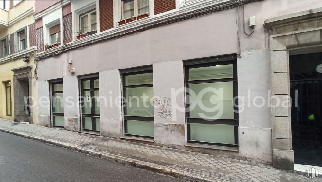 Retail for rent at Calle Olid, 5, Chamberí, Madrid, 28010 with window, door, automotive parking light, family car, sidewalk, luxury vehicle, automotive tail & brake light, mid-size car, full-size car and city car around