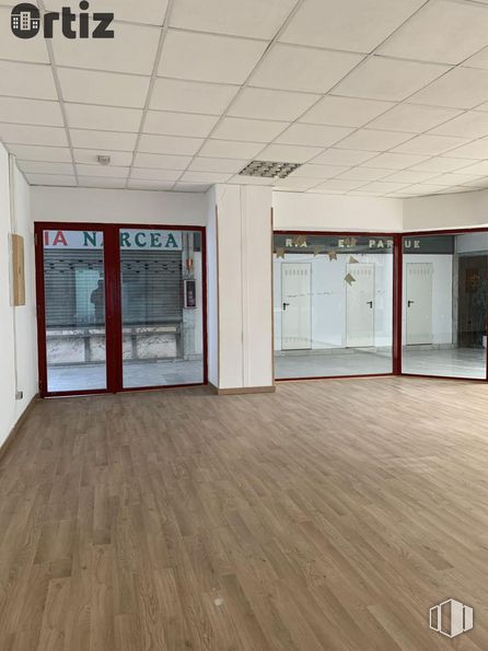 Local en venta en Centro Comercial El Parque , Calle Silicio, 34, Torrejón de Ardoz, Madrid, 28850 con ebanistería, puerta, madera, accesorio, hall, suelos, suelo, tinte para madera, suelo laminado y techo alrededor