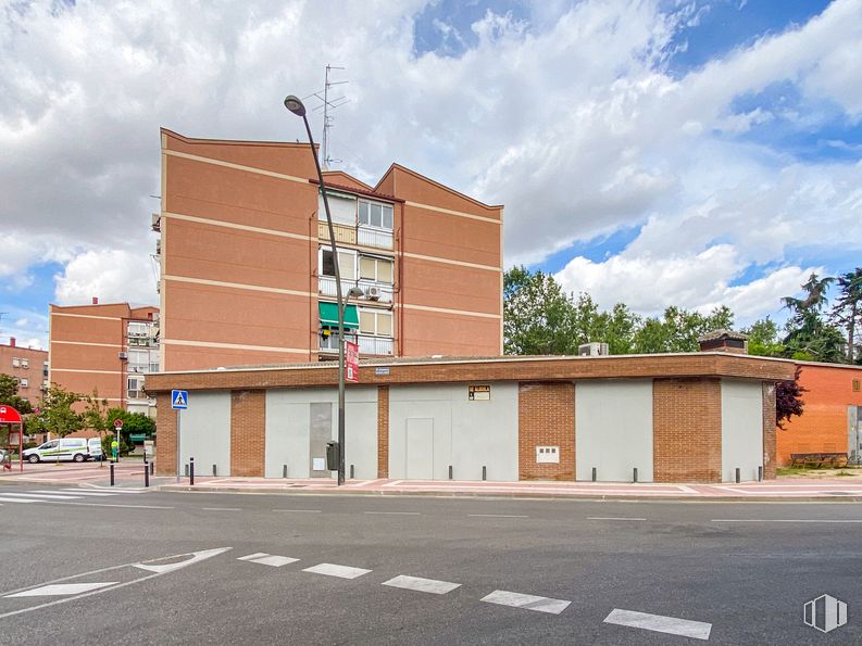 Local en alquiler en Avenida Buenos Aires, 1, Getafe, Madrid, 28907 con edificio, cielo, nube, árbol, asfalto, superficie de la carretera, diseño urbano, zona residencial, fachada y inmobiliario alrededor