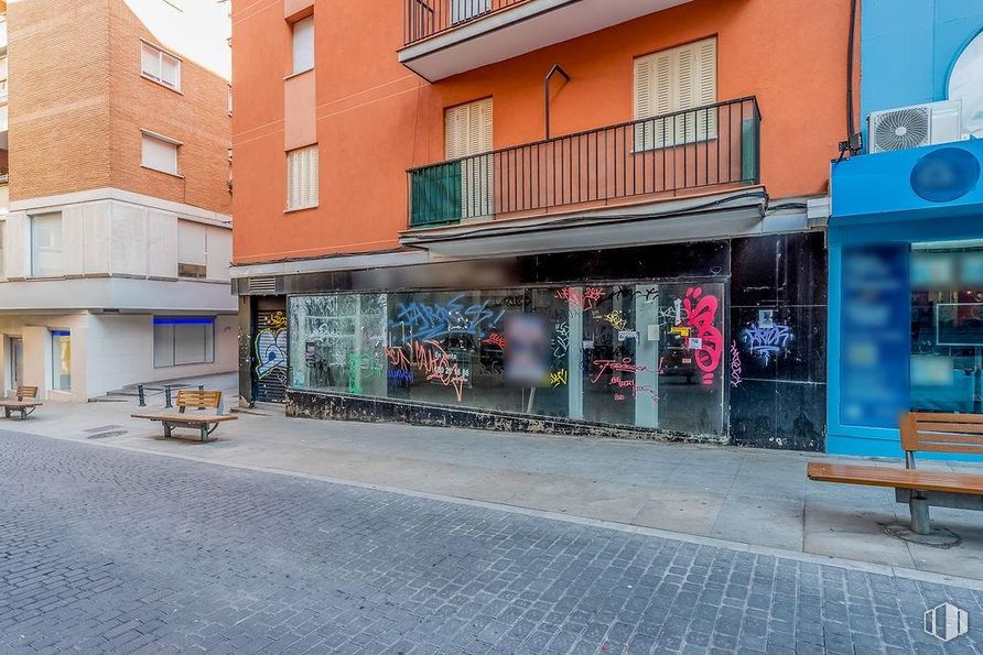 Local en alquiler y venta en Calle Moraleja, Alcorcón, Madrid, 28921 con ventana, edificio, azul, superficie de la carretera, diseño urbano, acera, fachada, asfalto, carretera y banco de exterior alrededor