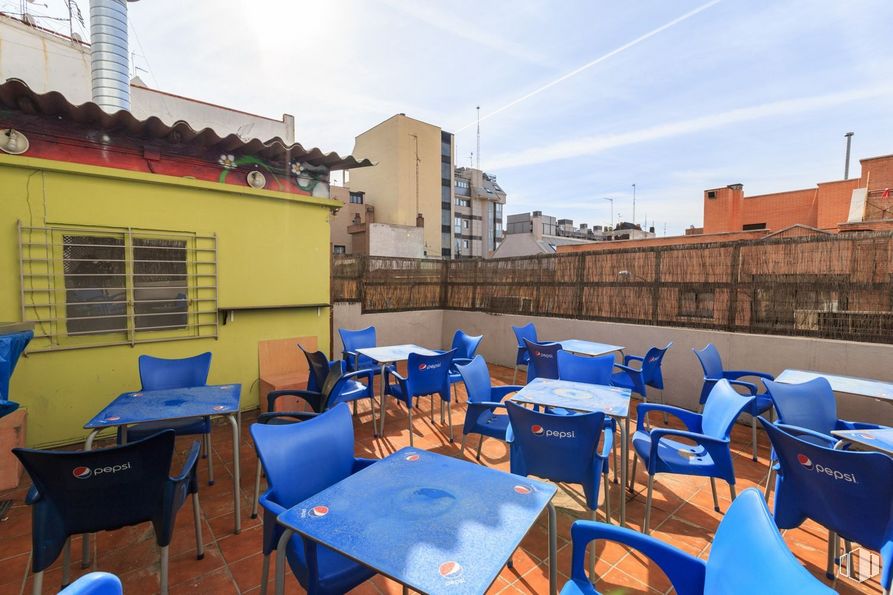 Local en venta en Calle de Juan de Olías, Tetuán, Madrid, 28020 con silla, mesa, edificio, cielo, propiedad, mueble, ventana, azul, nube y sombra alrededor