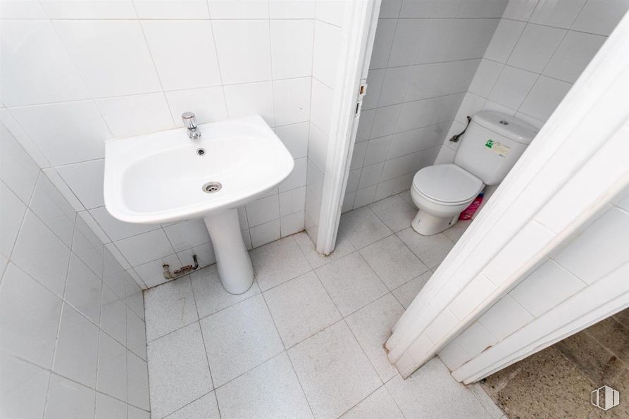 Industrial for rent at Calle Castrobarto, Barajas, Madrid, 28042 with sink, toilet, wall, flooring, floor, plumbing fixture, bathroom, plumbing, tile and toilet seat around