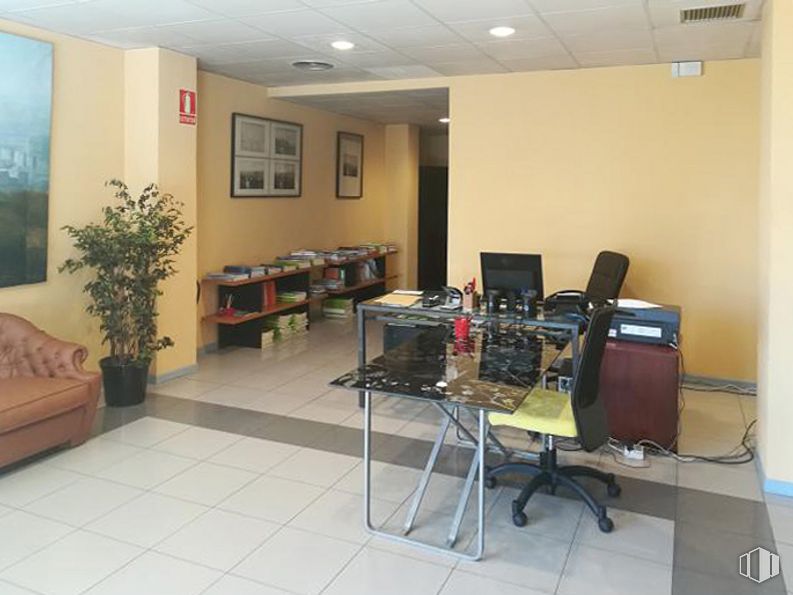 Oficina en alquiler y venta en Calle Factor, Centro, Madrid, 28013 con planta de interior, mueble, marco, estantería, mesa, planta, ordenador, computadora personal, escritorio de computadora, teclado, maceta, escritorio y planta de casa alrededor