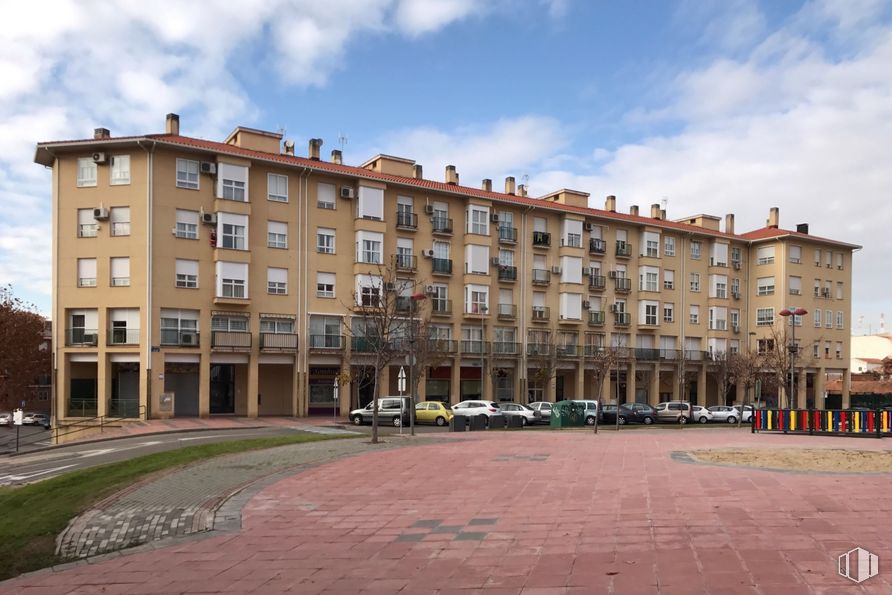 Local en alquiler en Plaza Colón, 1, Arganda del Rey, Madrid, 28500 con edificio, nube, cielo, planta, ventana, coche, casa, diseño urbano, condominio y barrio alrededor