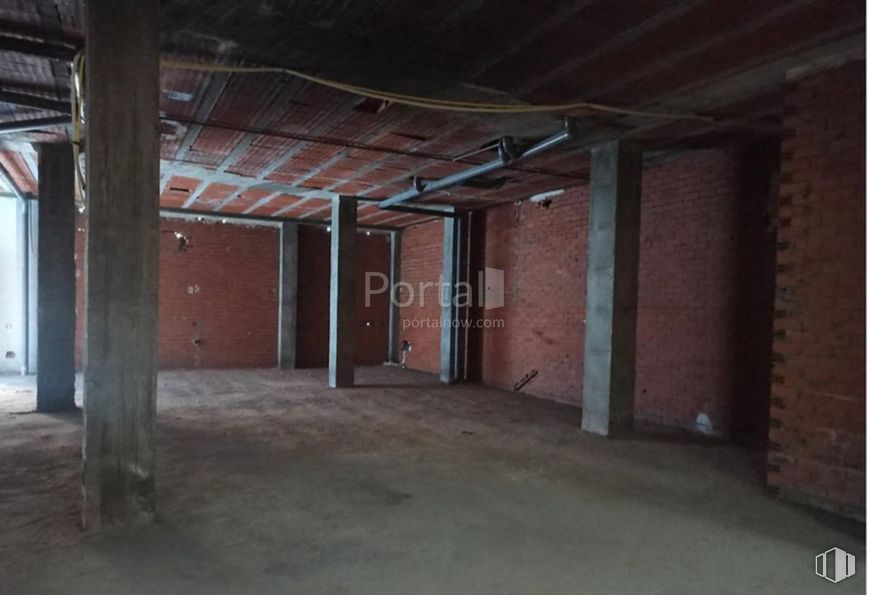 Retail for sale at Calle San Ginés, 10, Talavera de la Reina, Toledo, 45600 with wood, hall, floor, flooring, house, beam, building, fixture, brick and ceiling around