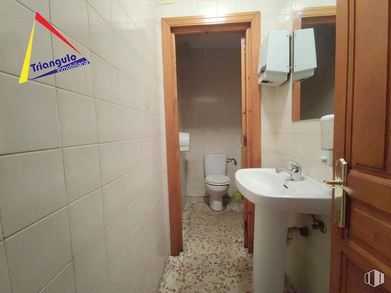 Retail for sale at Calle Tejedores, Segovia, 40004 with sink, toilet, plumbing fixture, tap, property, bathroom sink, building, bathroom, interior design and architecture around