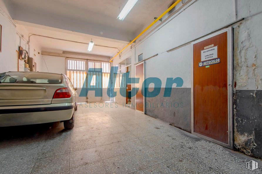 Local en venta en Calle Matilde Landa, Tetuán, Madrid, 28029 con coche, puerta, rueda, neumático, luz de estacionamiento, vehículo terrestre, matrícula del vehículo, vehículo, luces traseras y de freno y iluminación del automóvil alrededor