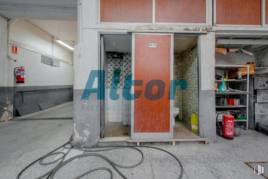 Local en venta en Calle Matilde Landa, Tetuán, Madrid, 28029 con puerta, edificio, accesorio, suelo, estante, gas, suelos, fachada, máquina y carretera alrededor