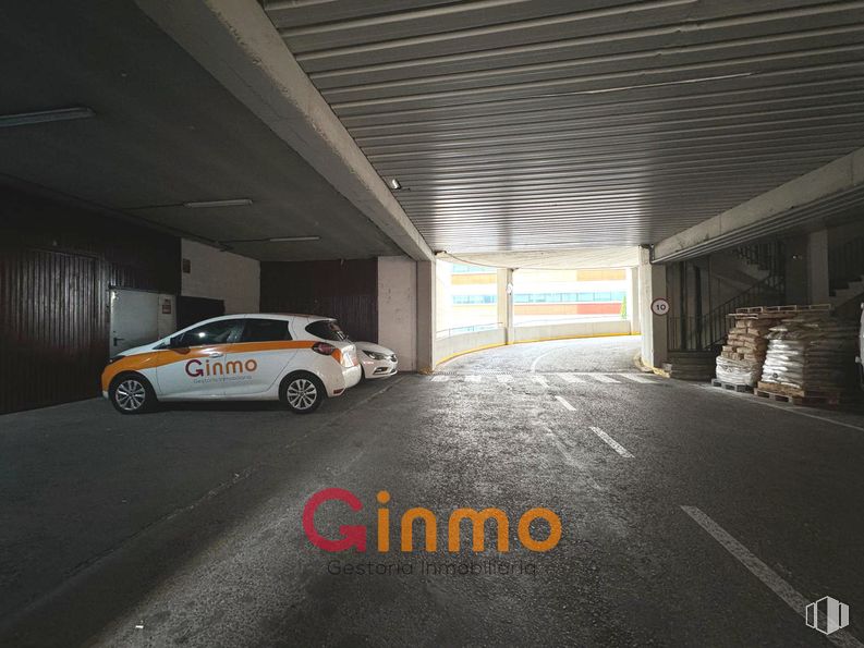 Oficina en alquiler y venta en Edificio Auge I, Calle María Tubau, 8, Fuencarral - El Pardo, Madrid, 28049 con coche, neumático, rueda, luz de estacionamiento, vehículo, iluminación del automóvil, neumático de automoción, diseño automovilístico, llanta de aleación y asfalto alrededor