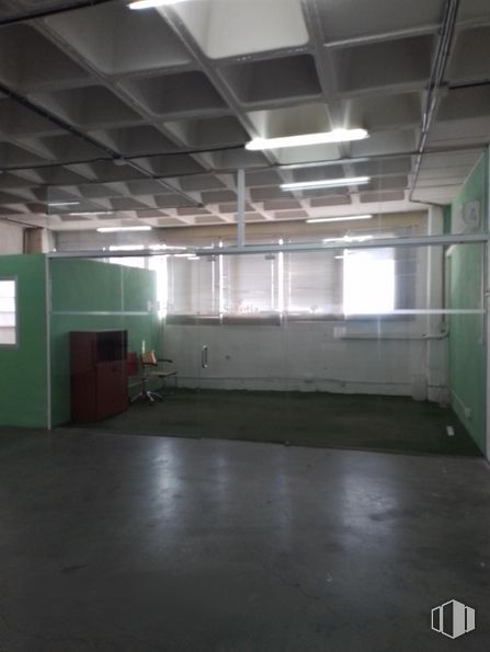 Industrial for rent at Calle Gamonal, 5, Villa de Vallecas, Madrid, 28031 with furniture, window, building, hall, flooring, floor, house, ceiling, fixture and field house around