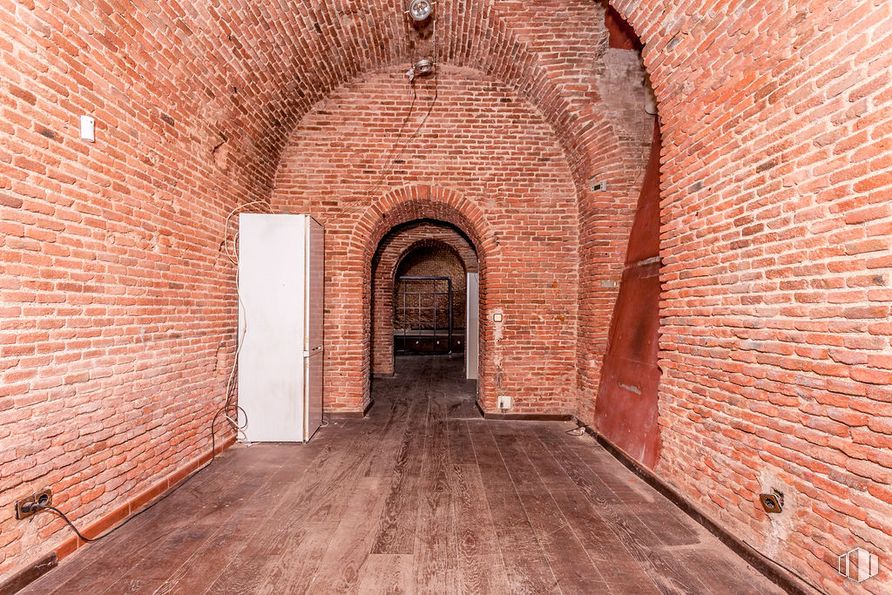 Retail for sale at Calle Espíritu Santo, Centro, Madrid, 28004 with brown, brick, brickwork, wood, building, symmetry, building material, arch, flooring and composite material around