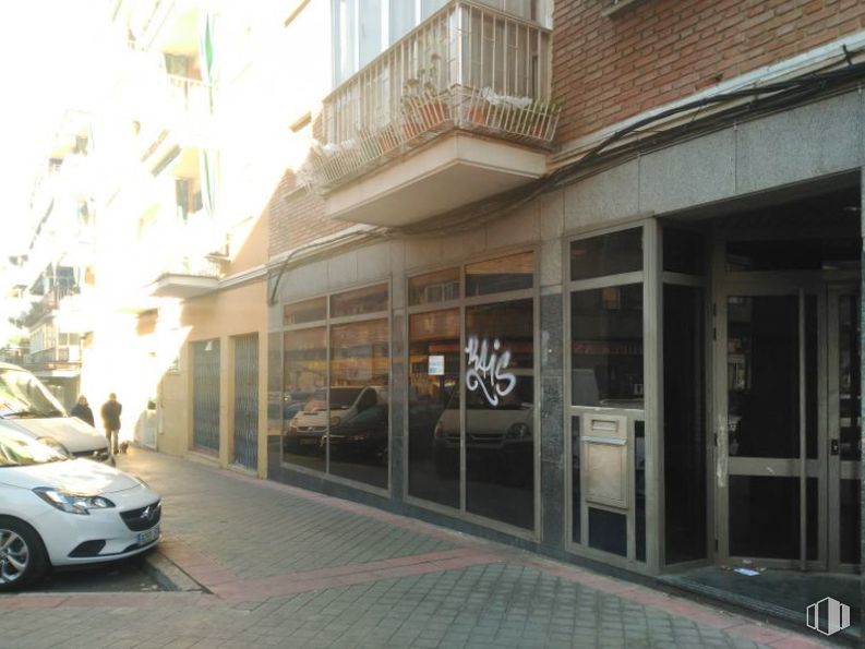 Retail for sale at Calle Alondra, Carabanchel, Madrid, 28025 with wheel, car, door, tire, building, vehicle, automotive lighting, vehicle door, motor vehicle and facade around