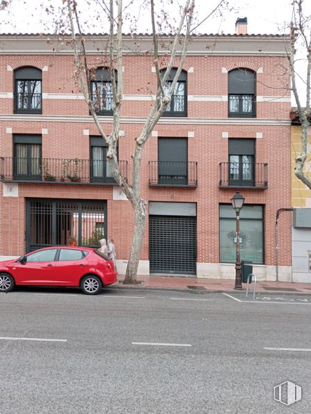 Local en alquiler en Avenida Guadalajara, 2, Alcalá de Henares, Madrid, 28805 con coche, ventana, edificio, rueda, neumático, vehículo, iluminación automotriz, vehículo motorizado, superficie de carretera y casa alrededor