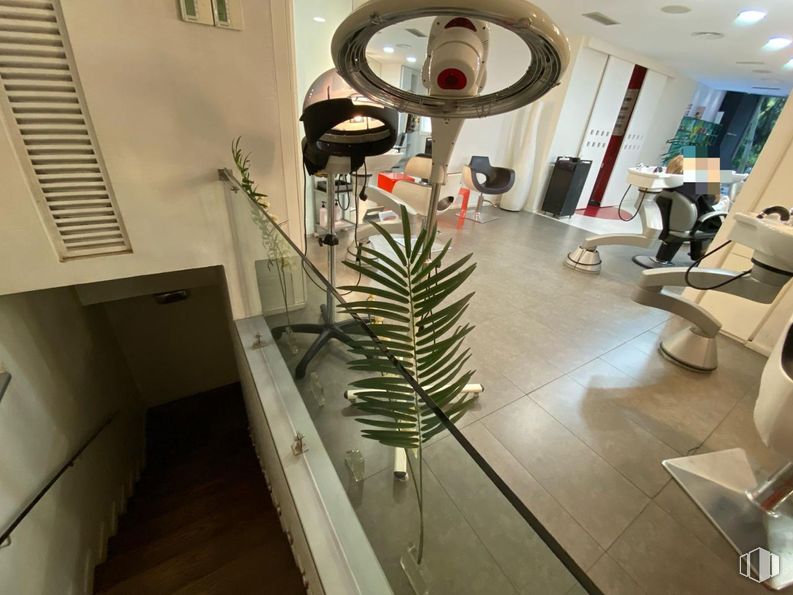 Retail for sale at Avenida General Perón, Tetuán, Madrid, 28020 with chair, interior design, flooring, floor, ceiling, houseplant, lobby, flowerpot, palm trees and hotel around