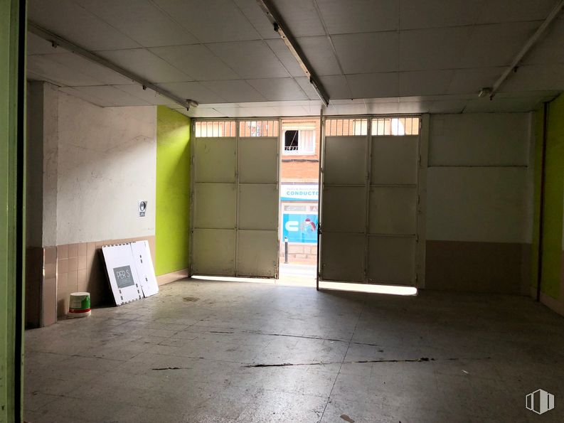 Local en alquiler en Calle Capitán Gómez Pinto, Colmenar Viejo, Madrid, 28770 con accesorio, edificio, piso, pavimento, techo, casa, puerta, aparcamiento, hormigón y tintes y sombras alrededor