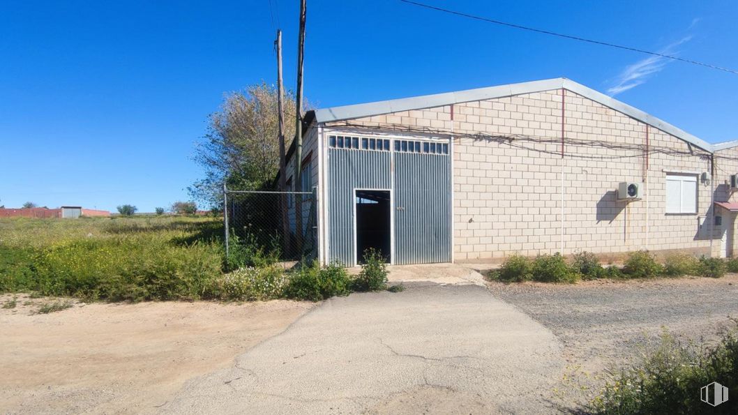 Industrial for sale at Casco urbano, Turleque, Toledo, 45789 with window, house, plant, sky, property, road surface, land lot, asphalt, door and tree around