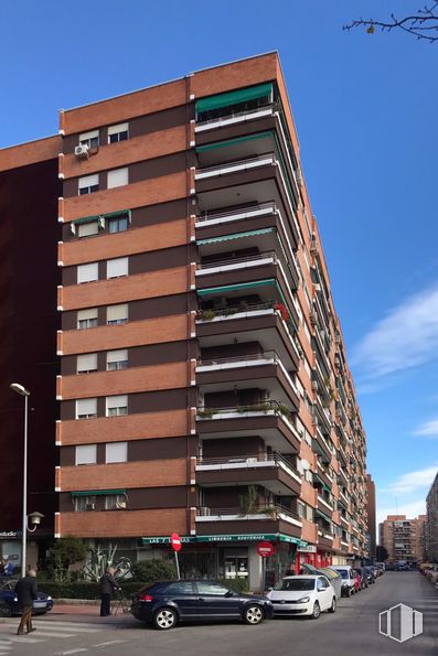 Local en alquiler en Calle Calderón de la Barca, 10, Alcalá de Henares, Madrid, 28805 con coche, edificio, rueda, cielo, neumático, ventana, vehículo, luz de la calle, infraestructura y bloque de torre alrededor