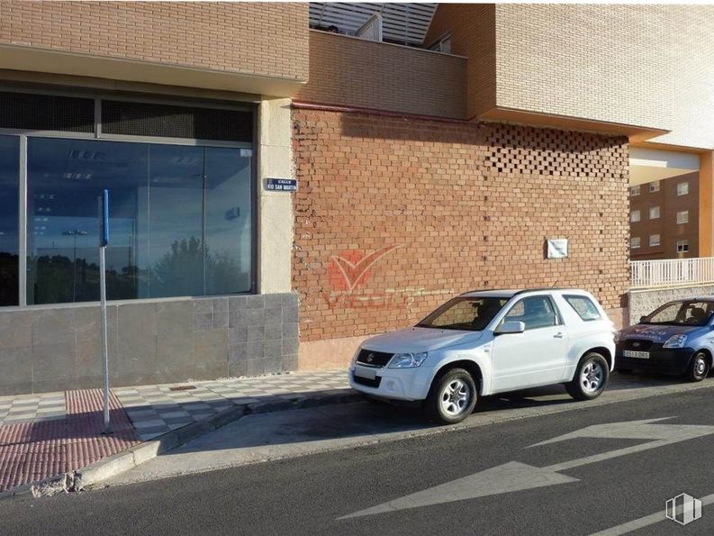 Retail for sale & for rent at Zona Parque Sol, Cuenca, 16004 with car, tire, window, automotive parking light, wheel, land vehicle, vehicle, automotive lighting, automotive tire and motor vehicle around