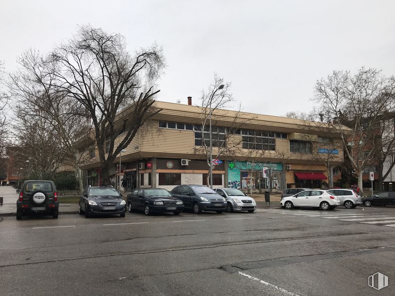 Retail for rent at Paseo Lanceros 2 , La Latina, Madrid, 28024 with car, automotive parking light, land vehicle, wheel, sky, vehicle, building, tire, tree and motor vehicle around